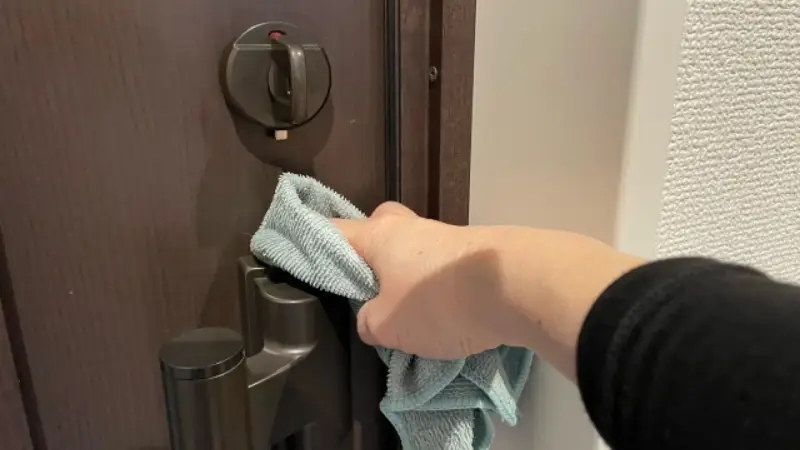 玄関ドアの掃除